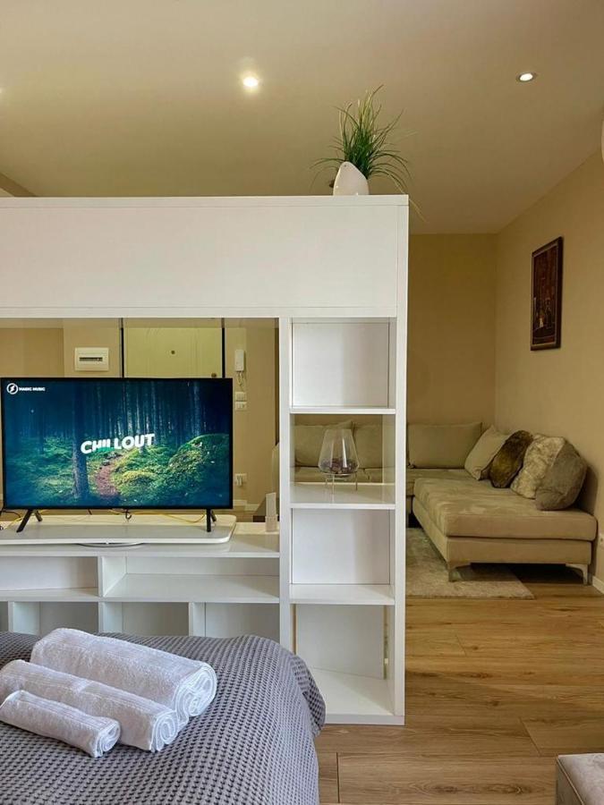Apartment Prive Apartment, Studio, In Blloku Tirana